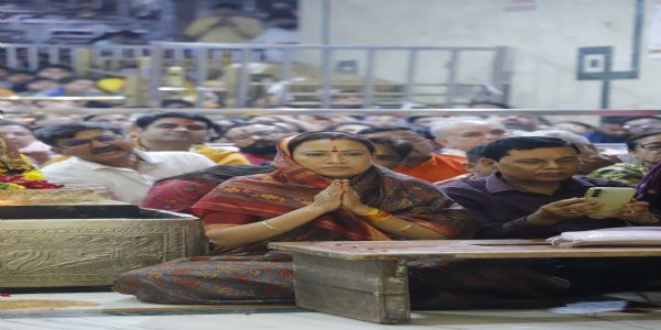 उज्जैनः उत्तराखंडस्य  कैबिनेटमंत्री रेखा आर्यः अकरोत् महाकाल दर्शनम्