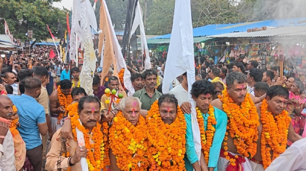 गंगरेल मड़ई में आंगा देव को भ्रमण कराते हुए बैगा। गंगरेल मड़ई में आंगा देव को भ्रमण कराते हुए बैगा।