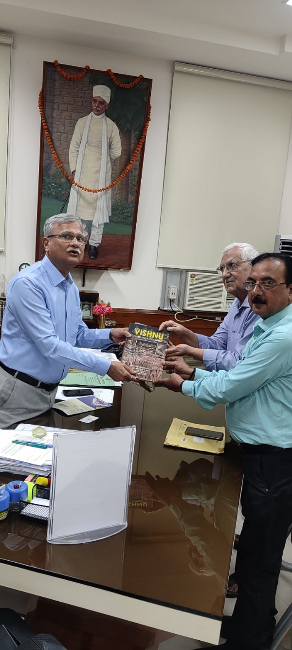 बीएचयू कुलपति को पुस्तक भेंट करते लेखक बीएचयू कुलपति को पुस्तक भेंट करते लेखक