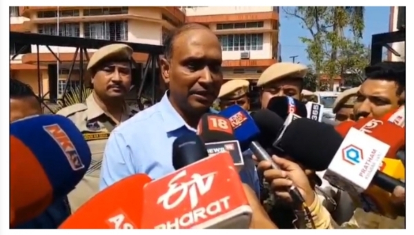 मीडिया से बातचीत करते हुए सम पुलिस की विशेष जांच दल (एसआईटी) के प्रमुख और सीआईडी के विशेष डीजीपी मुन्ना प्रसाद गुप्ता।