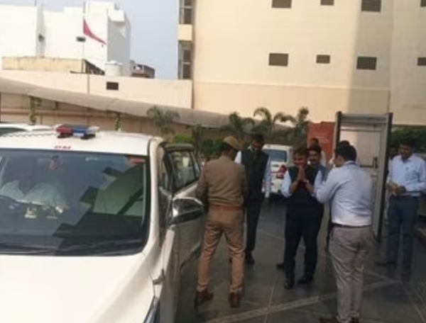 अतिथियों का स्वागत करते वाराणसी के जिलाधिकारी सतेन्द्र अतिथियों का स्वागत करते वाराणसी के जिलाधिकारी सतेन्द्र