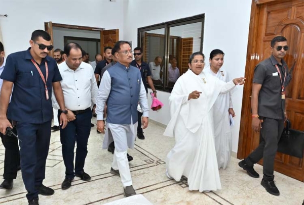 मुख्यमंत्री साय नवा रायपुर में विभिन्न कार्यक्रम स्थलों का निरीक्षण कर तैयारियों का जायजा लेते हुए मुख्यमंत्री साय नवा रायपुर में विभिन्न कार्यक्रम स्थलों का निरीक्षण कर तैयारियों का जायजा लेते हुए