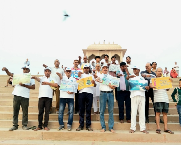 स्वच्छता का संदेश देते कार्यकर्ता