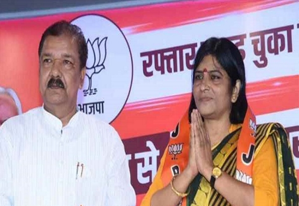 भाजपा में शामिल हाेने के बाद दिलीप जायसवाल के साथ प्रतिमा कुशवाह भाजपा में शामिल हाेने के बाद दिलीप जायसवाल के साथ प्रतिमा कुशवाह