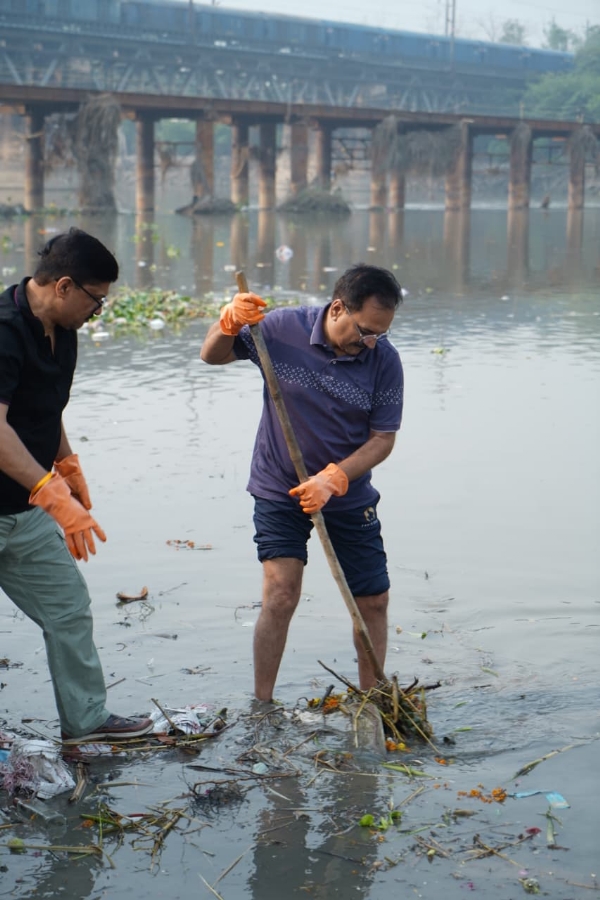 भाजपा दिल्ली प्रदेश अध्यक्ष वीरेंद्र सचदेवा यमुना घाट की सफाई करते हुए। भाजपा दिल्ली प्रदेश अध्यक्ष वीरेंद्र सचदेवा यमुना घाट की सफाई करते हुए।