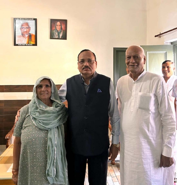 गांव में अपने बड़े भाई मास्टर ऋषिकांत के साथ जस्टिस सूर्यकांत। गांव में अपने बड़े भाई मास्टर ऋषिकांत के साथ जस्टिस सूर्यकांत।