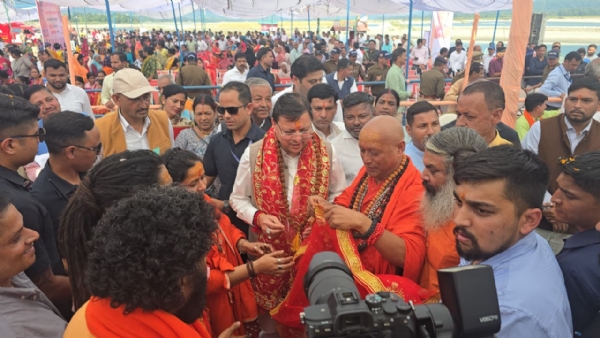 मुख्यमंत्री ने भी छड़ी के दर्शन किए मुख्यमंत्री ने भी छड़ी के दर्शन किए