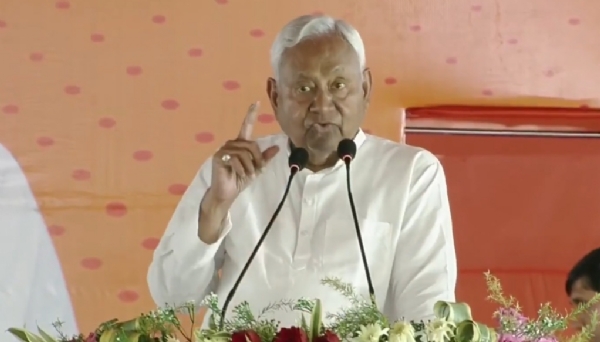 समस्तीपुर में मुख्यमंत्री नीतीश कुमार ने कहा - वे लोग परिवार के लिए और हम लोग जनता के लिए कार्य करते हैं समस्तीपुर में मुख्यमंत्री नीतीश कुमार ने कहा - वे लोग परिवार के लिए और हम लोग जनता के लिए कार्य करते हैं