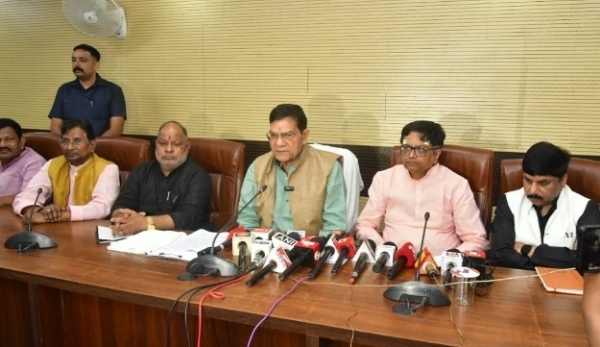 एके शर्मा पत्रकारों से वार्ता करते हुए एके शर्मा पत्रकारों से वार्ता करते हुए