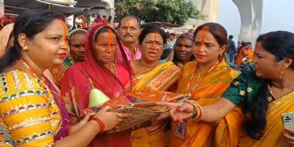 छठव्रतीनां मध्ये षष्ठ–पूजनसामग्री–वितरणम्