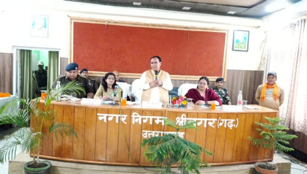 बैकुंठ चतुर्दशी मेले की तैयारी को लेकर समीक्षा बैठक लेते कैबिनेट मंत्री डॉक्टर धन सिंह रावत बैकुंठ चतुर्दशी मेले की तैयारी को लेकर समीक्षा बैठक लेते कैबिनेट मंत्री डॉक्टर धन सिंह रावत