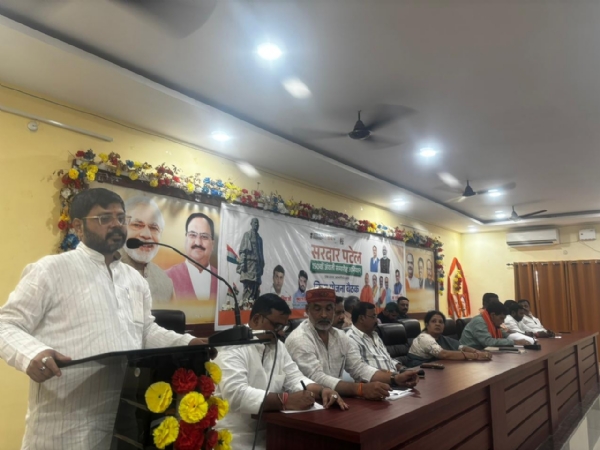 बैठक को संबोधित करते हुए जिलाध्यक्ष पुष्पराज सिंह बैठक को संबोधित करते हुए जिलाध्यक्ष पुष्पराज सिंह