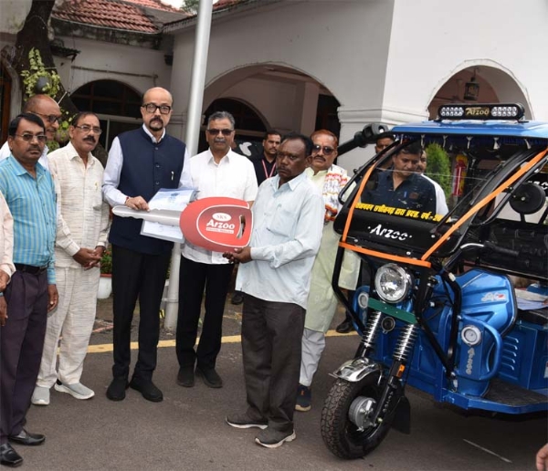 राज्यपाल रमेन डेका ई-रिक्शा प्रदान करते हुए राज्यपाल रमेन डेका ई-रिक्शा प्रदान करते हुए