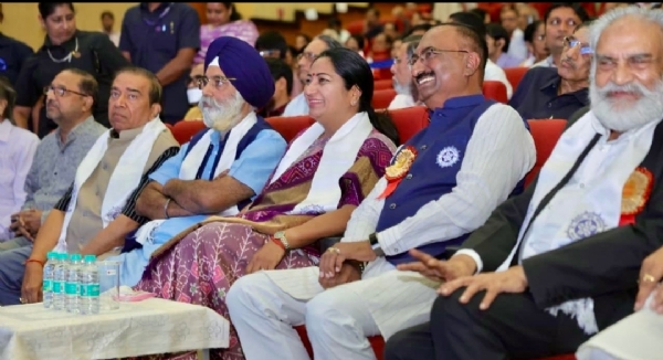 नई दिल्ली केदारनाथ साहनी ऑडिटोरियम में प्रधानमंत्री की मन की बात कार्यक्रम को सुनतीं हूई दिल्ली की मुख्यमंत्री रेखा गुप्ता नई दिल्ली केदारनाथ साहनी ऑडिटोरियम में प्रधानमंत्री की मन की बात कार्यक्रम को सुनतीं हूई दिल्ली की मुख्यमंत्री रेखा गुप्ता