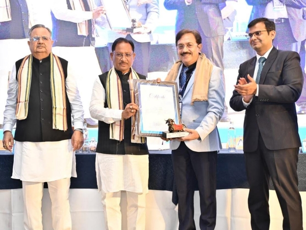 मुख्यमंत्री  साय डॉक्टरों काे सम्मानित करते हुए मुख्यमंत्री  साय डॉक्टरों काे सम्मानित करते हुए