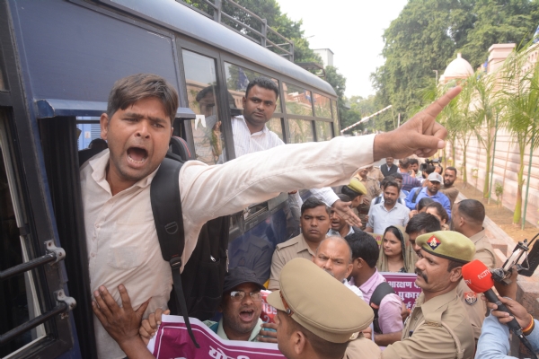 प्रदर्शन कर रहे अभ्यर्थियों को लेकर जाती पुलिस प्रदर्शन कर रहे अभ्यर्थियों को लेकर जाती पुलिस