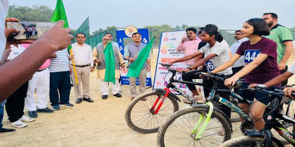 साइक्लोथान-2025 तमे वर्षे बालैर्दर्शिता ऊर्जा, जिलाधिकारी एवम् एमएलसी च हरितध्वजं दर्शयित्वा अकरोत् शुभारंभम्