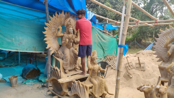 केरवाशिला में गढ़ी जा रही आस्था की प्रतिमाएं, बंगाली कारीगरों के हाथों साकार हो रहा छठ महापर्व केरवाशिला में गढ़ी जा रही आस्था की प्रतिमाएं, बंगाली कारीगरों के हाथों साकार हो रहा छठ महापर्व