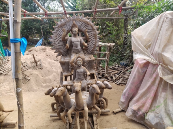 केरवाशिला में गढ़ी जा रही आस्था की प्रतिमाएं, बंगाली कारीगरों के हाथों साकार हो रहा छठ महापर्व केरवाशिला में गढ़ी जा रही आस्था की प्रतिमाएं, बंगाली कारीगरों के हाथों साकार हो रहा छठ महापर्व