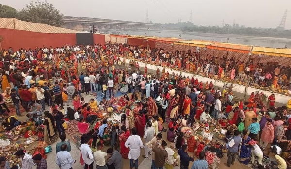 दिल्ली में छठ पूजा के अवसर पर आईटीओ बैराज के पास का यह फोटो 2022 का है। दिल्ली में छठ पूजा के अवसर पर आईटीओ बैराज के पास का यह फोटो 2022 का है।