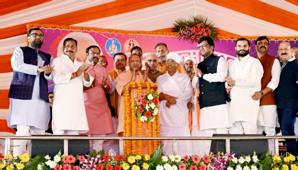 योगी आदित्य नाथ और असंग देव महराज योगी आदित्य नाथ और असंग देव महराज