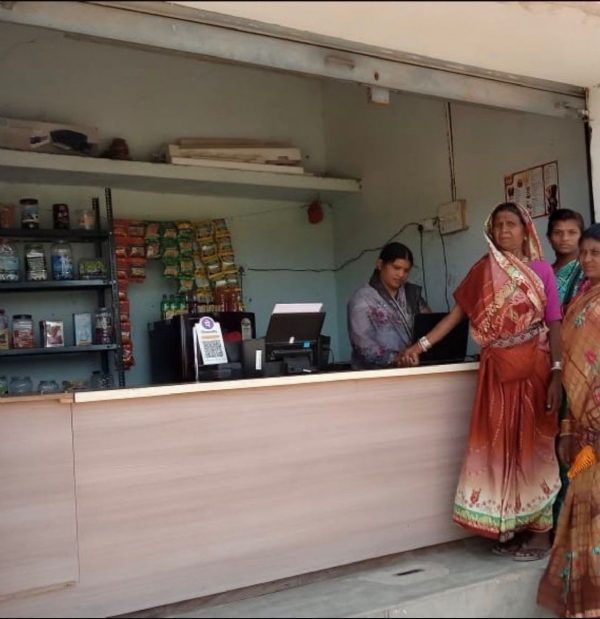 सारंगपुरी पंचायत की मधु कंवर दुकान में खड़ी हुई। सारंगपुरी पंचायत की मधु कंवर दुकान में खड़ी हुई।