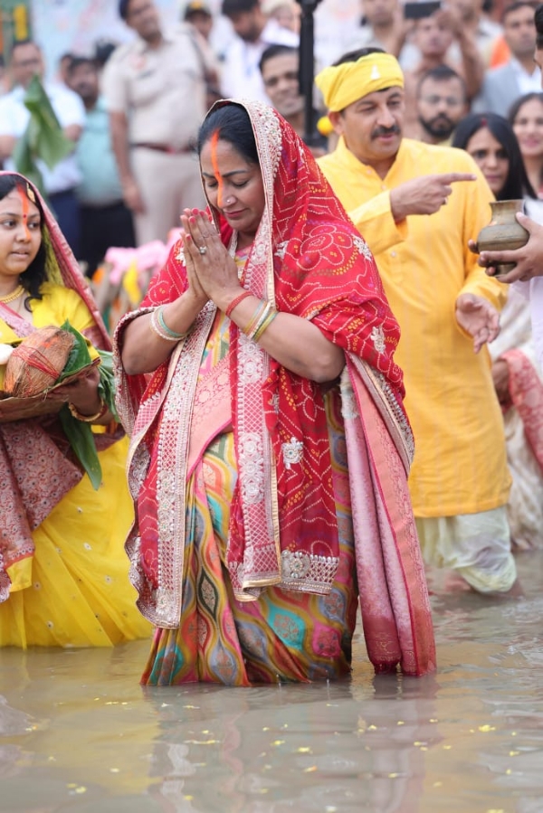 मुख्यमंत्री रेखा गुप्ता सोनिया विहार के घाट पर भक्ति गीतों के बीच सूर्यदेव को अर्घ्य अर्पित कर नमन करती मुख्यमंत्री रेखा गुप्ता सोनिया विहार के घाट पर भक्ति गीतों के बीच सूर्यदेव को अर्घ्य अर्पित कर नमन करती