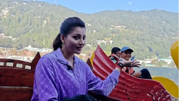 नैनी झील में नौकायन करती अभिनेत्री उर्वशी रौतेला। नैनी झील में नौकायन करती अभिनेत्री उर्वशी रौतेला।