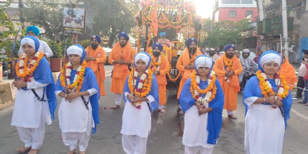 गुरुनानकदेवस्य षट्पञ्चाशदधिकपञ्चशततमप्रकाशवर्षस्य उपलक्ष्ये नगरकीर्तनं निर्वोढम्