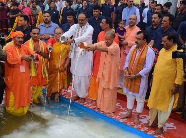 लक्ष्मण मेला घाट पर सूर्य  को अर्घ देते मुख्यमंत्री लक्ष्मण मेला घाट पर सूर्य  को अर्घ देते मुख्यमंत्री