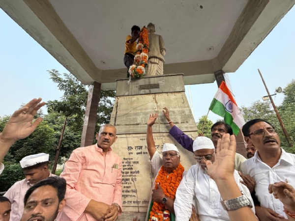यात्रा के दौरान सपा विधायक अमिताभ वाजपेयी और अन्य पदयात्री यात्रा के दौरान सपा विधायक अमिताभ वाजपेयी और अन्य पदयात्री