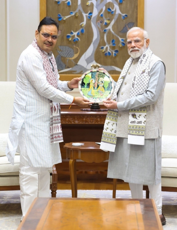 प्रधानमंत्री मोदी से शिष्टाचार भेंट करते हुए मुख्यमंत्री भजनलाल शर्मा । प्रधानमंत्री मोदी से शिष्टाचार भेंट करते हुए मुख्यमंत्री भजनलाल शर्मा ।