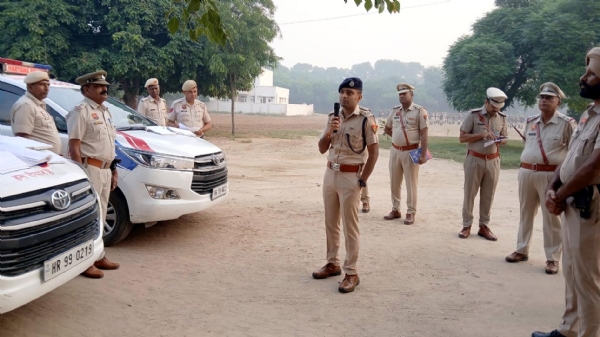 फतेहाबाद। डायल 112 वाहनों का निरीक्षण करते एसपी सिद्धांत जैन। फतेहाबाद। डायल 112 वाहनों का निरीक्षण करते एसपी सिद्धांत जैन।