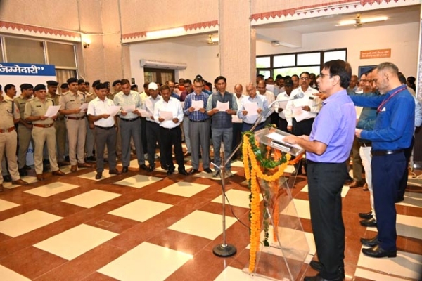 शपथ दिलाते अपर महाप्रबंधक शपथ दिलाते अपर महाप्रबंधक