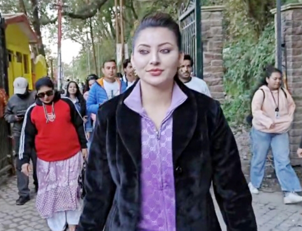 नैनीताल की ठंडी सड़क से घूमकर लौतीं अभिनेत्री उर्वशी रौतेला। नैनीताल की ठंडी सड़क से घूमकर लौतीं अभिनेत्री उर्वशी रौतेला।