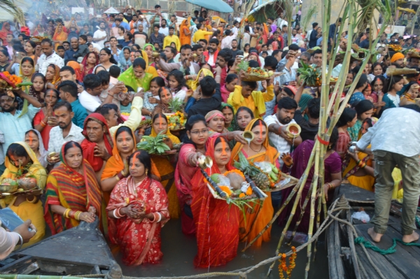 वाराणसी में डाला छठ के अन्तिम दिन का नजारा वाराणसी में डाला छठ के अन्तिम दिन का नजारा