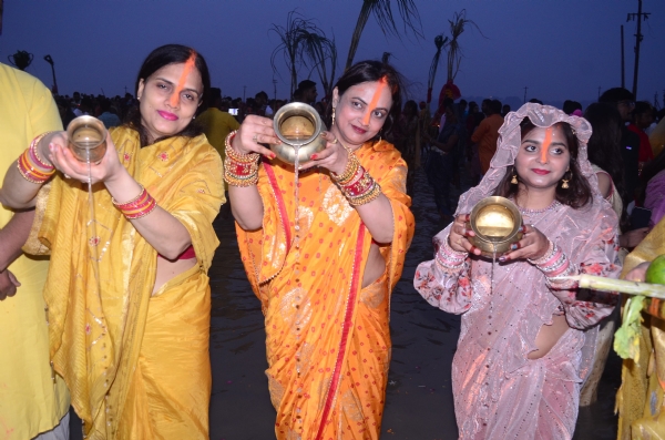 छठ पर्व पर भगवान सूर्यदेव को अर्घ्य देती ब्रतीय महिलाओं का छाया चित्र छठ पर्व पर भगवान सूर्यदेव को अर्घ्य देती ब्रतीय महिलाओं का छाया चित्र