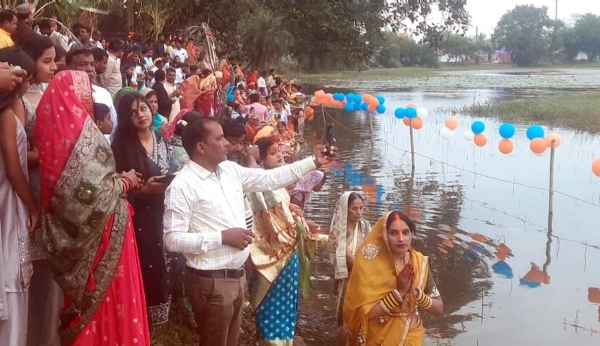 उगते सूर्य को अर्घ्य देने के साथ व्रतियों का 36 घंटे का उपवास संपन्न