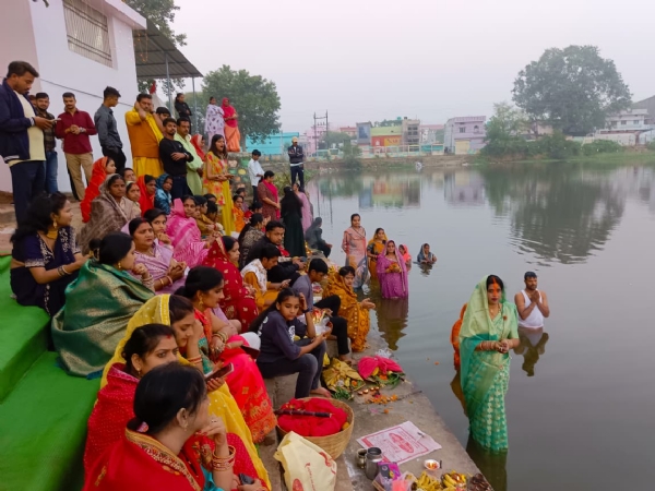 आमातालाब घाट में अलसुबह सामूहिक पूजा अर्चना करते हुए लोग। आमातालाब घाट में अलसुबह सामूहिक पूजा अर्चना करते हुए लोग।