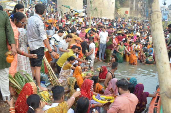 गंगा तट पर उदीयमान सूर्य को अर्घ्य देती महिलाएं गंगा तट पर उदीयमान सूर्य को अर्घ्य देती महिलाएं