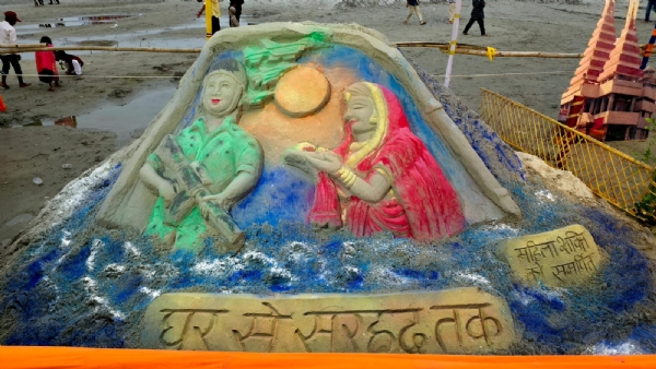 छठ के अवसर पर प्रसिद्ध रेत कलाकार अशोक कुमार ने अपनी रेत कलाकृति को महिला शक्ति को किया समर्पित छठ के अवसर पर प्रसिद्ध रेत कलाकार अशोक कुमार ने अपनी रेत कलाकृति को महिला शक्ति को किया समर्पित