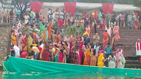 उगते सूर्य को अध्र्य देने उमडी भीड 2