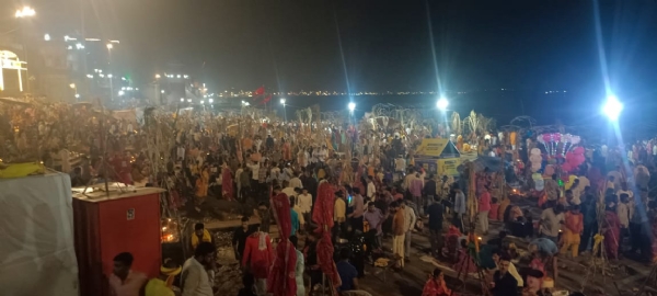 वाराणसी में डाला छठ के अन्तिम दिन का नजारा वाराणसी में डाला छठ के अन्तिम दिन का नजारा