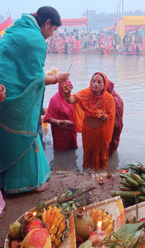 अररिया फोटो: अर्घ्य प्रदान करते अररिया फोटो: अर्घ्य प्रदान करते