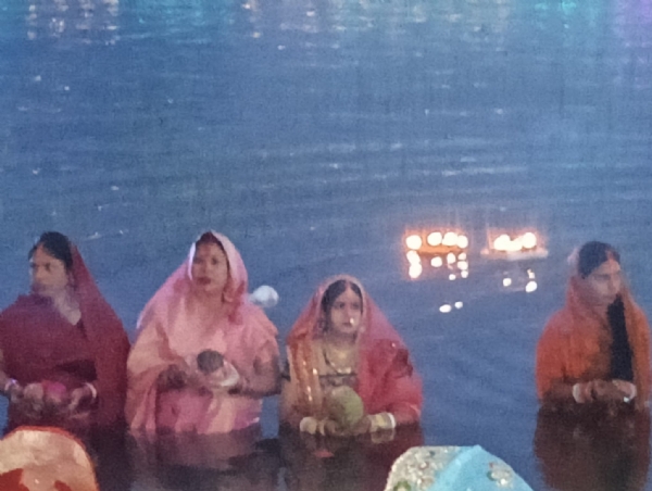 उगते सूर्य को अध्र्य देती महिलाए