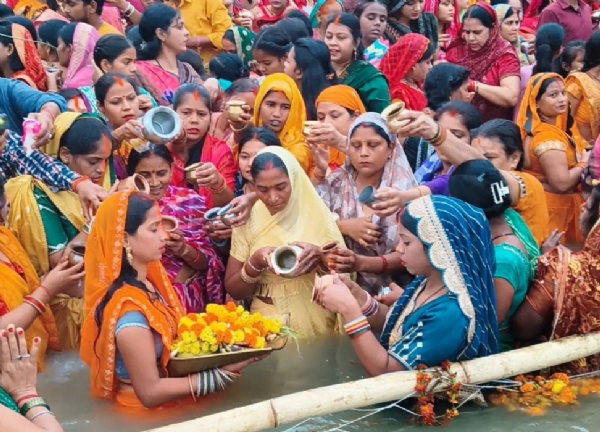 उदीयमान सूर्य को अर्घ्य देती ब्रती महिलाएं। उदीयमान सूर्य को अर्घ्य देती ब्रती महिलाएं।
