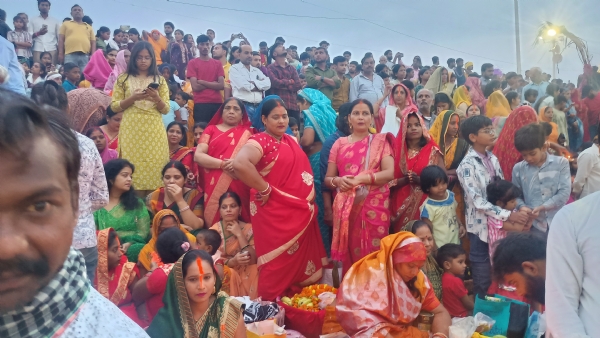 घाट पर उमड़ी भक्तों की भीड़ घाट पर उमड़ी भक्तों की भीड़