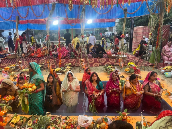 मुरादाबाद में मंगलवार को बुद्धि विहार में छठ पूजा करती महिलाएं। मुरादाबाद में मंगलवार को बुद्धि विहार में छठ पूजा करती महिलाएं।