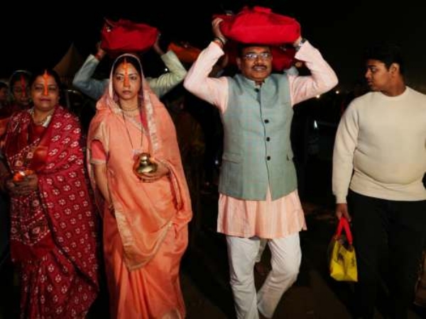 छठ पूजन करते मुख्य सचिव आनंद वर्द्धन। छठ पूजन करते मुख्य सचिव आनंद वर्द्धन।