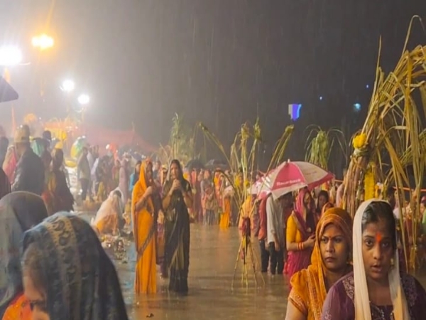 उदीयमान सूर्य को  अर्घ देती महिलाएं